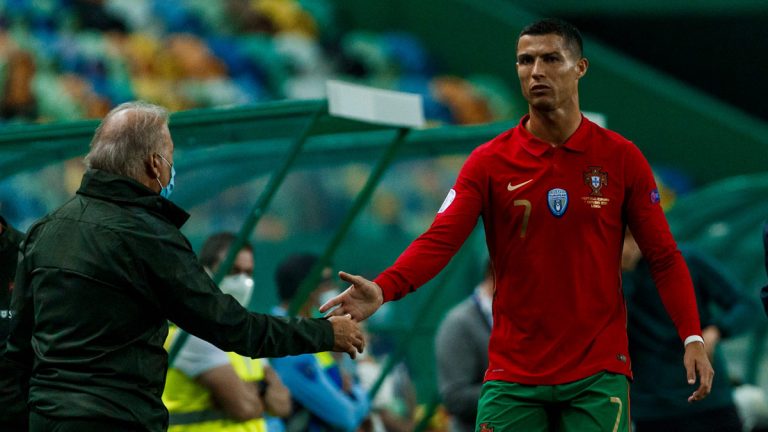 គ្រូ​ព័រទុយហ្គាល់៖ Ronaldo ឆ្លង​កូវីដហើយ នៅ​ចង់​លេង​បាល់​ទៀត​